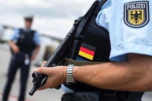 پایان حبس مردم در خانه تلاش بی نتیجه پلیس برای پیدا کردن شیر جنوب برلین